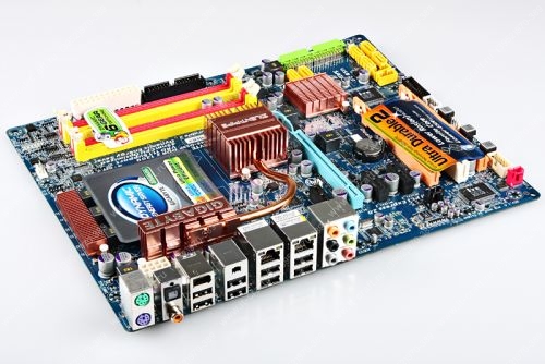Socket 775 GIGABYTE GA-EP45-DS3P (rev. 1.0) (полный комлект, работает 2 слота памяти)